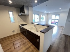 1号棟 お料理をしながらリビングの家族やゲストとの会話が楽しめるカウンタータイプのキッチン。毎日のお料理を楽しく快適に。
