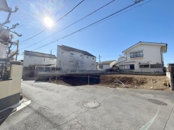 周辺は住宅が建ち並ぶ閑静な住宅街です。
