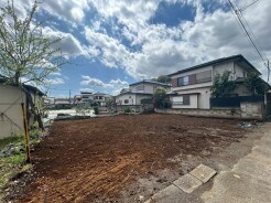 現地のご見学予約もスタートしました。周辺で売りに出ている物件も沢山御座います。まとめてご見学ができますのでお気軽にお申しつけください。
