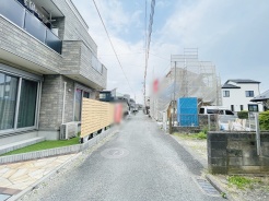 周辺は住宅が建ち並ぶ閑静な住宅街です。
