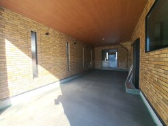 幅約３．６ｍのビルトインガレージ　奥には直接出入りできるホビールームがあります