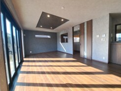 約２１帖のリビング　明るい光を取り込む大空間　ガレージの愛車を望む窓も