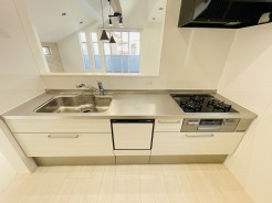 お料理をしながらリビングの家族やゲストとの会話が楽しめるカウンタータイプのキッチン。毎日のお料理を楽しく快適に。
