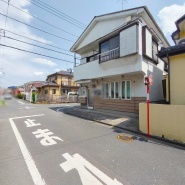 安心して暮らすことのできる住宅街。　住宅地の道路は一般に交通量が少なく車などの騒音が少ないため、住民にとって静かな生活環境が提供されます。
