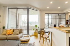 家族の集まるリビングは気持ちの良い自然光が差し込む団欒空間。室内のご見学予約も随時、受付中ですのでお気軽にお問合せください。
