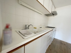 キッチンは、カウンターや壁付けタイプ、アイランドタイプ様々なパターンが御座います。
お好みも分かれる所ではありますが、壁付け対応は閉鎖的にならずに明るいキッチンスペースとしてご希望を頂く事も多いタイプ。
