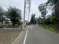 安心して暮らすことのできる住宅街。　住宅地の道路は一般に交通量が少なく車などの騒音が少ないため、住民にとって静かな生活環境が提供されます。
