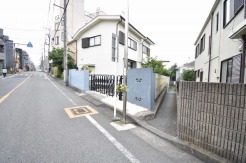 「立川」駅10分の魅力的なロケーションの借地権付きの邸宅です。ゆったりとした約64坪の土地に暮らす。