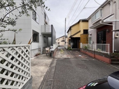 周辺は住宅が建ち並ぶ閑静な住宅街です。
