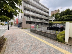 建築条件なしの敷地。弊社グループ「白馬建設」にて建物プランをご提案できます。実際の陽当たりやサイズ感を現地でお確かめください。

