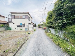 安心して暮らすことのできる住宅街。　住宅地の道路は一般に交通量が少なく車などの騒音が少ないため、住民にとって静かな生活環境が提供されます。
