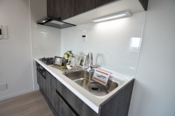 キッチンは、カウンターや壁付けタイプ、アイランドタイプ様々なパターンが御座います。
お好みも分かれる所ではありますが、壁付け対応は閉鎖的にならずに明るいキッチンスペースとしてご希望を頂く事も多いタイプ。
