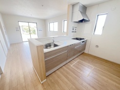 お料理をしながらリビングの家族やゲストとの会話が楽しめるカウンタータイプのキッチン。毎日のお料理を楽しく快適に。
