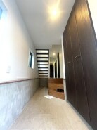 玄関は家の第一印象を左右する重要な場所。ほどよい広さとスタイリッシュな色遣いが印象的です。
