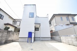 外観にもデザイン性を盛り込み、こだわりがある印象です。カースペースが2台分あり、並列で停められます。当日のご見学予約も大歓迎ですので、お気軽にお問合せください。