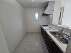 キッチンコンロスペースの近くには、空気の入れ替えが可能な開口部を設置！！
お料理をする際には、換気扇を回しながら匂いが籠らない様に開放してお料理もお楽しみ頂けます。
