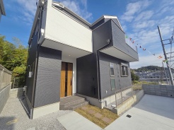 建物が完成しましたので室内のご見学予約スタート。当日のご見学予約も大歓迎です。お気軽にご連絡ください。他にもインターネットに掲載していない情報も沢山ありますので、比較で併せてご見学ができます。
