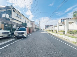 安心して暮らすことのできる住宅街。　住宅地の道路は一般に交通量が少なく車などの騒音が少ないため、住民にとって静かな生活環境が提供されます。
