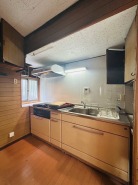 キッチンは、カウンターや壁付けタイプ、アイランドタイプ様々なパターンが御座います。
お好みも分かれる所ではありますが、壁付け対応は閉鎖的にならずに明るいキッチンスペースとしてご希望を頂く事も多いタイプ。
