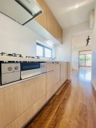 キッチンコンロスペースの近くには、空気の入れ替えが可能な開口部を設置！！
お料理をする際には、換気扇を回しながら匂いが籠らない様に開放してお料理もお楽しみ頂けます。
