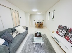 家族が一番集まる場所だから広々としつつも素敵な空間であって欲しい。みんながくつろぐリビングからキッチンまでが一つの空間のように繋がる間取り。
