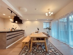 バルコニーからの光が差し込むリビングスペース