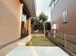 ちょっとしたお庭にシンボルツリーがある家。