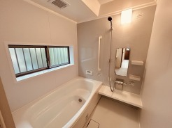 一日の疲れを癒してくれるゆったりとしたバスルームです。
