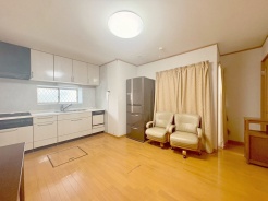 家族が食事するダイニングスペースをキッチンから見渡せる設計に。お料理をしながら家族とのコミュニケーションが増えそうな予感。
