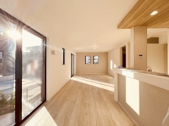 カウンターキッチンならではの開放的な見通し、全体が見渡せることでご家族の団欒スペースもより明るく笑顔が溢れる空間となります。
