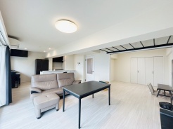 家族の集まるリビングは気持ちの良い自然光が差し込む団欒空間。室内のご見学予約も随時、受付中ですのでお気軽にお問合せください。
