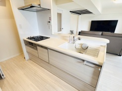 お料理をしながらリビングの家族やゲストとの会話が楽しめるカウンタータイプのキッチン。毎日のお料理を楽しく快適に。
