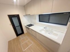 キッチンは、カウンターや壁付けタイプ、アイランドタイプ様々なパターンが御座います。
お好みも分かれる所ではありますが、壁付け対応は閉鎖的にならずに明るいキッチンスペースとしてご希望を頂く事も多いタイプ。
