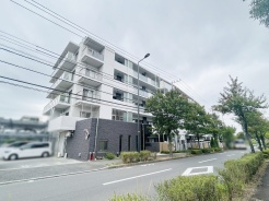 現地のご見学予約もスタートしました。周辺で売りに出ている物件も沢山御座います。まとめてご見学ができますのでお気軽にお申しつけください。
