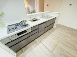 お料理をしながらリビングの家族やゲストとの会話が楽しめるカウンタータイプのキッチン。毎日のお料理を楽しく快適に。
