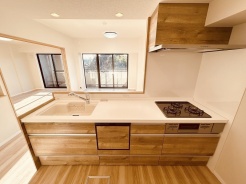 お料理をしながらリビングの家族やゲストとの会話が楽しめるカウンタータイプのキッチン。毎日のお料理を楽しく快適に。
