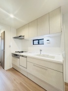 キッチンは、カウンターや壁付けタイプ、アイランドタイプ様々なパターンが御座います。
お好みも分かれる所ではありますが、壁付け対応は閉鎖的にならずに明るいキッチンスペースとしてご希望を頂く事も多いタイプ。
