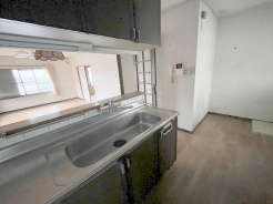 お料理をしながらリビングの家族やゲストとの会話が楽しめるカウンタータイプのキッチン。毎日のお料理を楽しく快適に。
