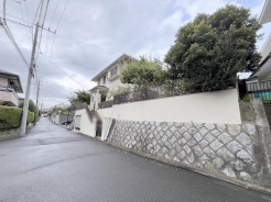 安心して暮らすことのできる住宅街。　住宅地の道路は一般に交通量が少なく車などの騒音が少ないため、住民にとって静かな生活環境が提供されます。

