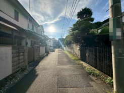 周辺は住宅が建ち並ぶ閑静な住宅街です。

