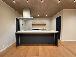 温もりある木目調とモダンな素材が調和する住まい
