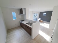 お料理をしながらリビングの家族やゲストとの会話が楽しめるカウンタータイプのキッチン。毎日のお料理を楽しく快適に。
