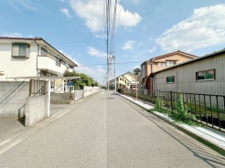 周辺は住宅が建ち並ぶ閑静な住宅街です。
