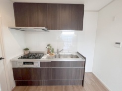 キッチンは、カウンターや壁付けタイプ、アイランドタイプ様々なパターンが御座います。
お好みも分かれる所ではありますが、壁付け対応は閉鎖的にならずに明るいキッチンスペースとしてご希望を頂く事も多いタイプ。
