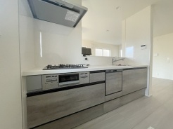 お料理をしながらリビングの家族やゲストとの会話が楽しめるカウンタータイプのキッチン。毎日のお料理を楽しく快適に。
