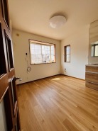 家族が一番集まる場所だから広々としつつも素敵な空間であって欲しい。みんながくつろぐリビングからキッチンまでが一つの空間のように繋がる間取り。
