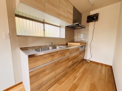 窓がありる明るいキッチンスペース
