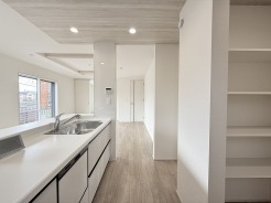 お料理をしながらリビングの家族やゲストとの会話が楽しめるカウンタータイプのキッチン。毎日のお料理を楽しく快適に。
