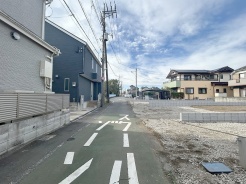 安心して暮らすことのできる住宅街。　住宅地の道路は一般に交通量が少なく車などの騒音が少ないため、住民にとって静かな生活環境が提供されます。
