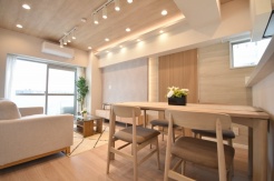 家族が食事するダイニングスペースをキッチンから見渡せる設計に。お料理をしながら家族とのコミュニケーションが増えそうな予感。
